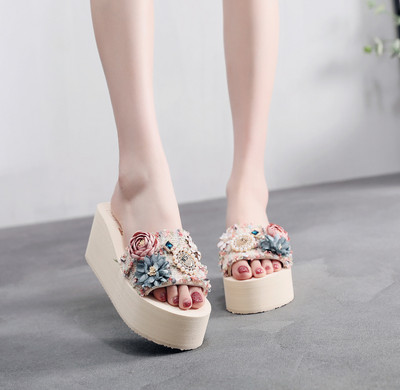 Γυναικείες παντόφλες με πλατφόρμα 6 cm και διακόσμηση λουλουδιών