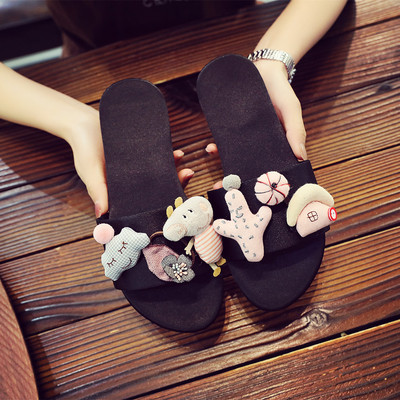 Jauns sieviešu ikdienas čību modelis ar 3D elementu un plakanu zoli