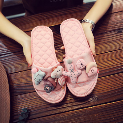 Jauns sieviešu ikdienas čību modelis ar 3D elementu un plakanu zoli