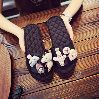 Jauns sieviešu ikdienas čību modelis ar 3D elementu un plakanu zoli