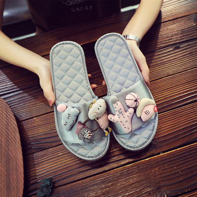 Jauns sieviešu ikdienas čību modelis ar 3D elementu un plakanu zoli