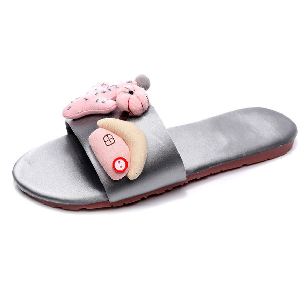 Jauns sieviešu ikdienas čību modelis ar 3D elementu un plakanu zoli