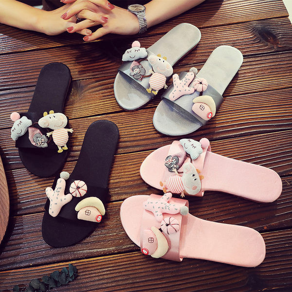 Jauns sieviešu ikdienas čību modelis ar 3D elementu un plakanu zoli