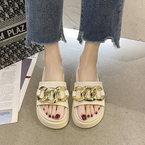 Papuci casual cu platforma si decor metalic