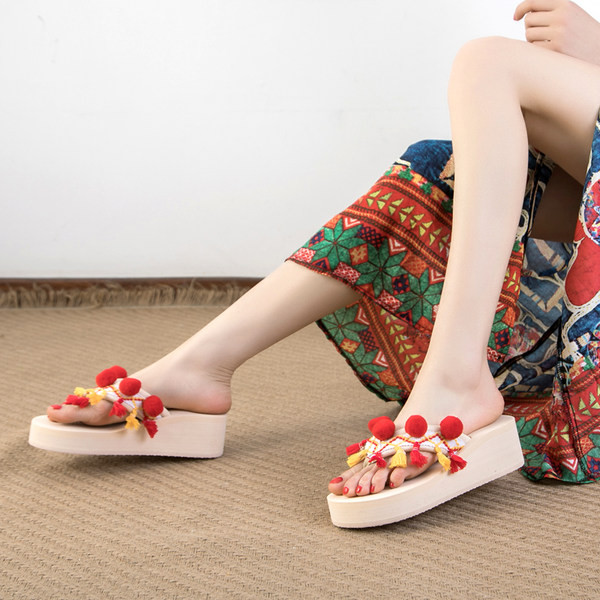 Papuci dama cu elemente 3D si platforma 5 cm