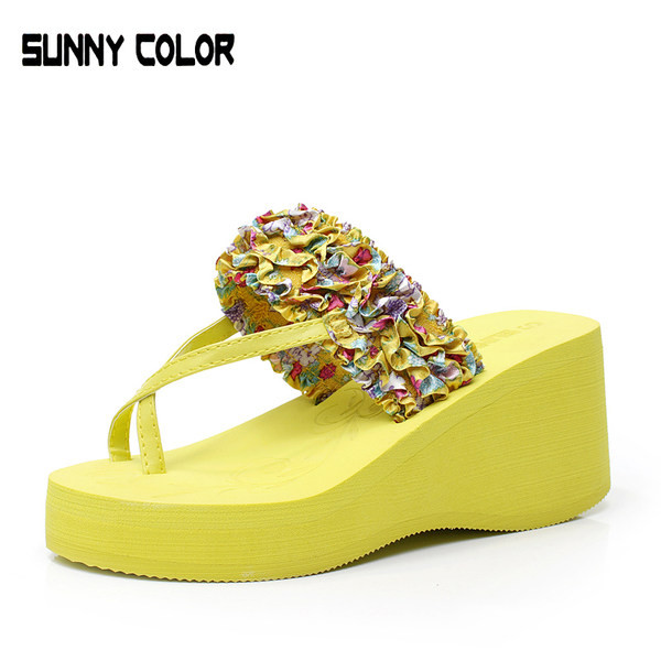 Sieviešu čības starp pirkstiem ar platformu