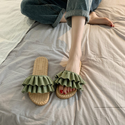 Ikdienas sieviešu čības ar cirtām un plakanu zoli - trīs krāsas