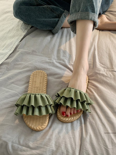 Ikdienas sieviešu čības ar cirtām un plakanu zoli - trīs krāsas