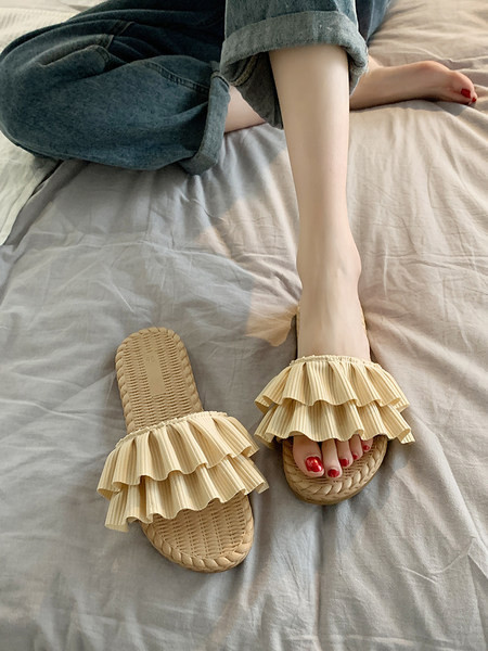 Ikdienas sieviešu čības ar cirtām un plakanu zoli - trīs krāsas