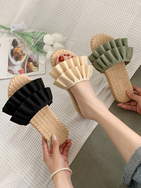 Ikdienas sieviešu čības ar cirtām un plakanu zoli - trīs krāsas