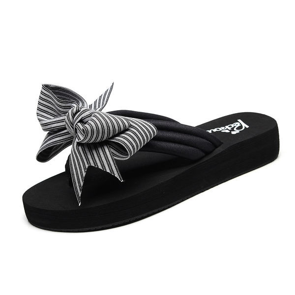 Papuci de damă cu o panglică în dungi - între degete