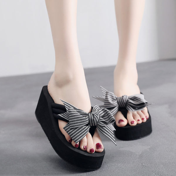 Papuci de damă cu o panglică în dungi - între degete