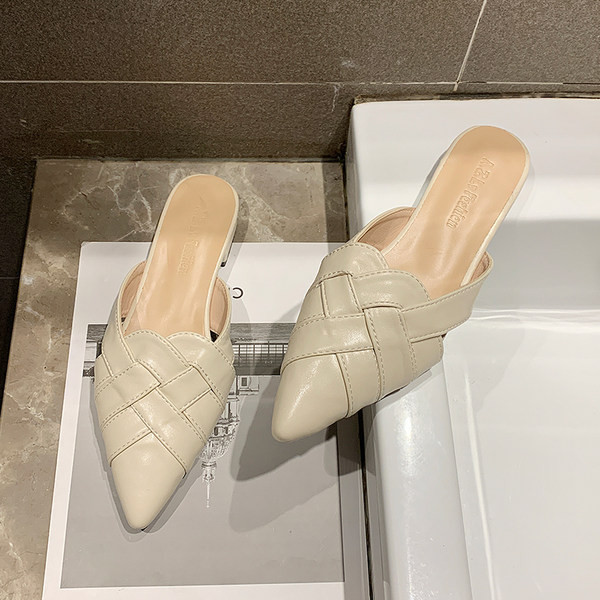 Sieviešu smailas čības no mākslīgās ādas ar papēdi