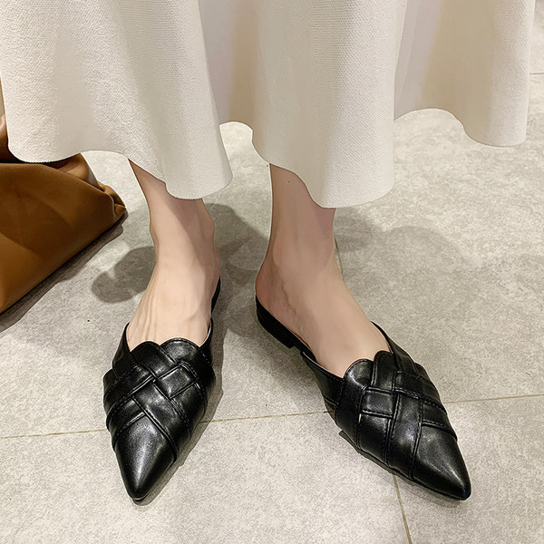 Sieviešu smailas čības no mākslīgās ādas ar papēdi