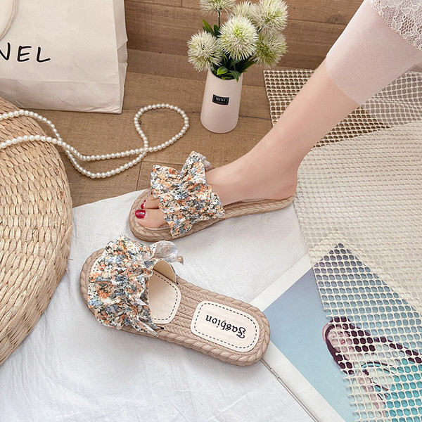 Papuci de dama colorati cu model floral si bucle in trei culori