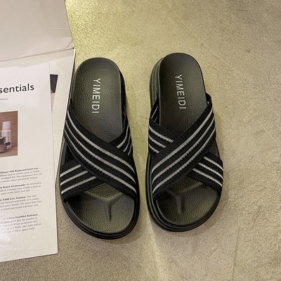 Παντόφλες γυναικείες πλατφόρμας και σταυρωτά λουράκια