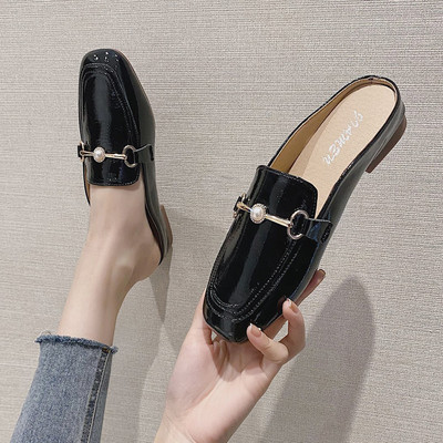 Ανοιξιάτικες παντόφλες με μεταλλική διακόσμηση και πέρλες