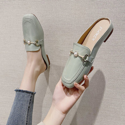 Ανοιξιάτικες παντόφλες με μεταλλική διακόσμηση και πέρλες