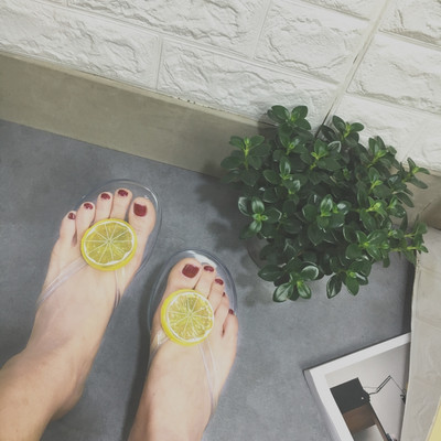 Jauns sieviešu flipu modelis ar 3D aplikācijām