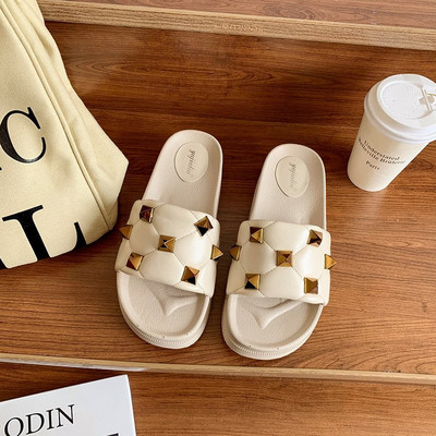 Modernas sieviešu čības ar metāla dambreti trīs krāsās