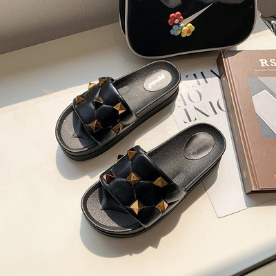 Modernas sieviešu čības ar metāla dambreti trīs krāsās