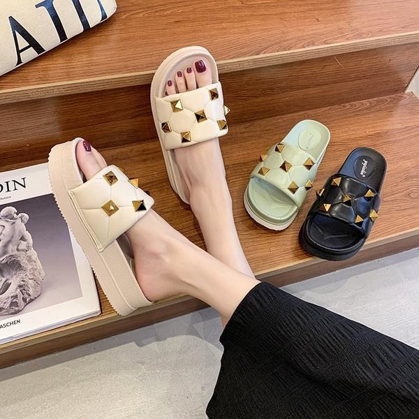 Modernas sieviešu čības ar metāla dambreti trīs krāsās