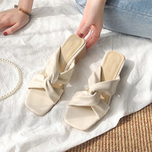 Ikdienas čības ar krusteniskām siksnām un zemu biezu papēdi