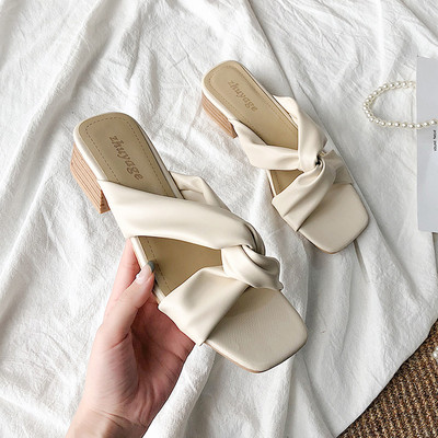 Ikdienas čības ar krusteniskām siksnām un zemu biezu papēdi