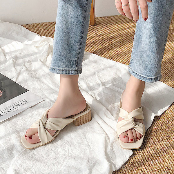 Ikdienas čības ar krusteniskām siksnām un zemu biezu papēdi