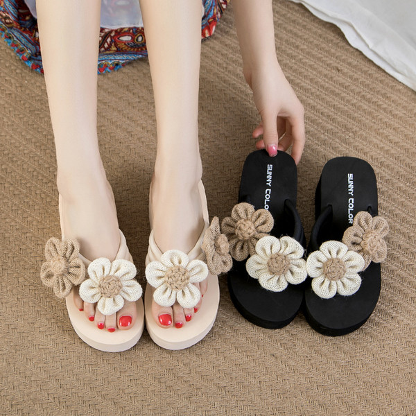 Modernas sieviešu čības ar platformu un 3D ziediem