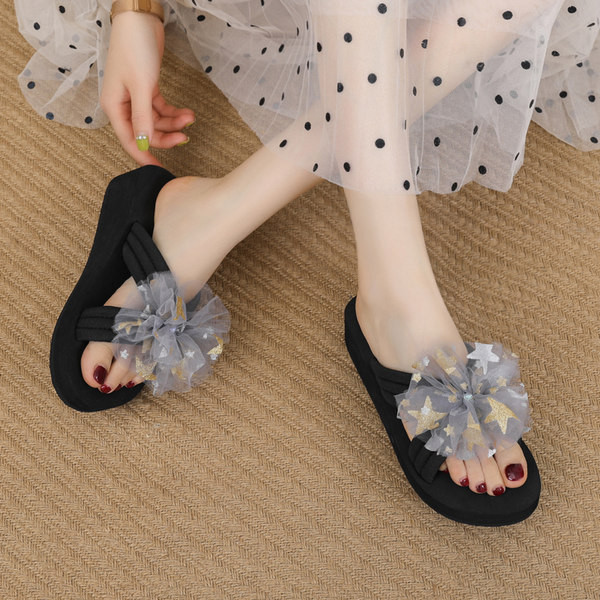 Papuci de dama actuali cu platforma de 4 cm si element 3D