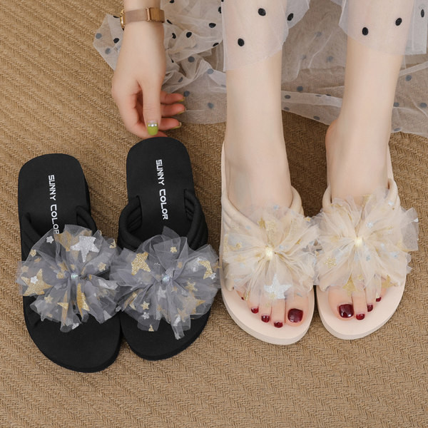 Papuci de dama actuali cu platforma de 4 cm si element 3D