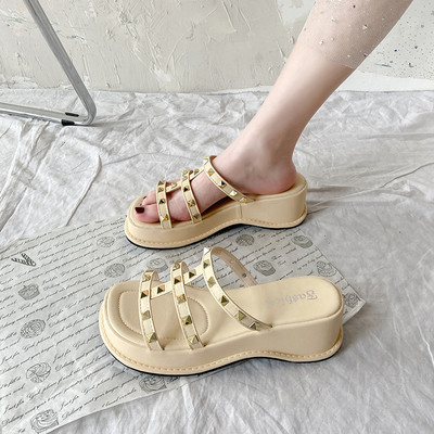 Papuci dama cu talpa inalta si nituri