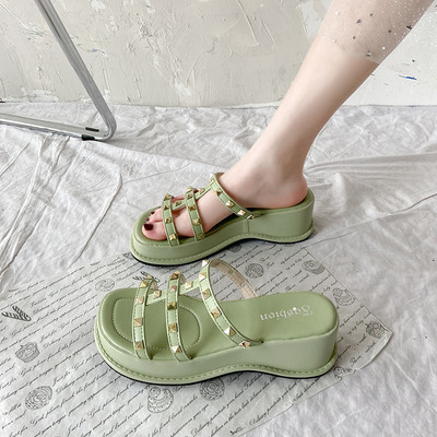 Papuci dama cu talpa inalta si nituri