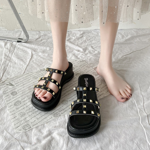 Papuci dama cu talpa inalta si nituri