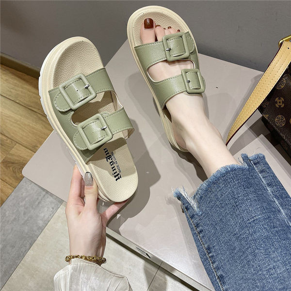 Γυναικείες παντόφλες με πλατφόρμα και αγκράφες