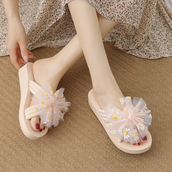 Papuci moderni de dama cu motive florale si platforma