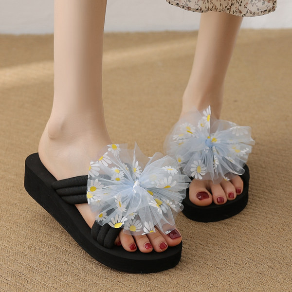 Papuci moderni de dama cu motive florale si platforma