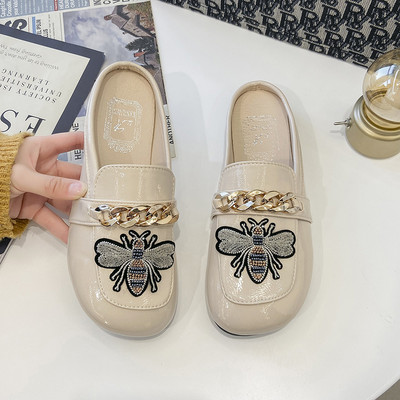 Παντόφλες λουστρίν με μεταλλική διακόσμηση και κεντήματα