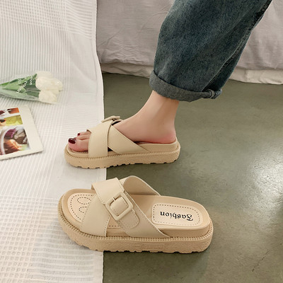 Γυναικείες παντόφλες με αγκράφα και επίπεδη σόλα