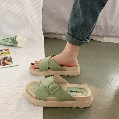 Γυναικείες παντόφλες με αγκράφα και επίπεδη σόλα