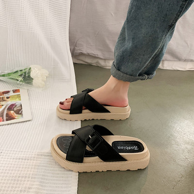 Γυναικείες παντόφλες με αγκράφα και επίπεδη σόλα