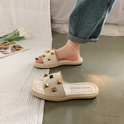 Casual γυναικείες έκο δερμάτινες παντόφλες με μεταλλικά πούλια σε διάφορα χρώματα