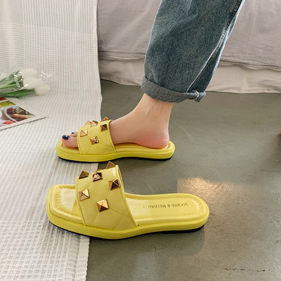 Casual γυναικείες έκο δερμάτινες παντόφλες με μεταλλικά πούλια σε διάφορα χρώματα