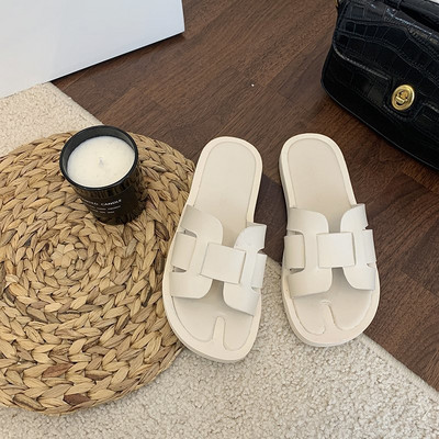 Sieviešu čības no mākslīgās ādas ar plakanu zoli