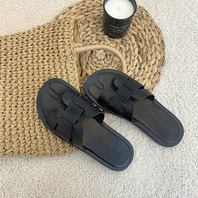 Sieviešu čības no mākslīgās ādas ar plakanu zoli