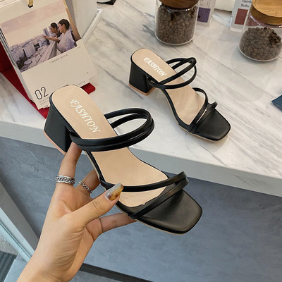 Papuci casual cu bretele subțiri din piele și toc mic și gros