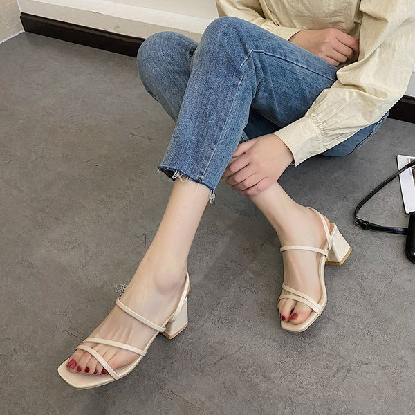 Papuci casual cu bretele subțiri din piele și toc mic și gros