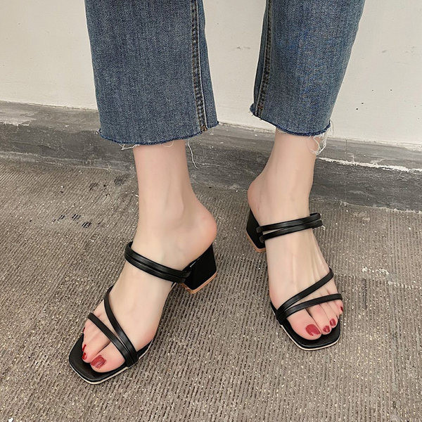 Papuci casual cu bretele subțiri din piele și toc mic și gros