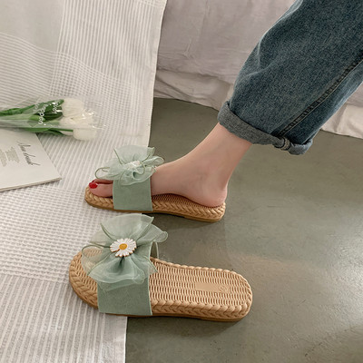 Modernas sieviešu čības ar zīmogu lenti un izšuvumiem